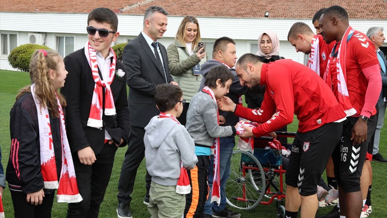 Down Sendromlu Çocuklar Futbolcularla Buluştu