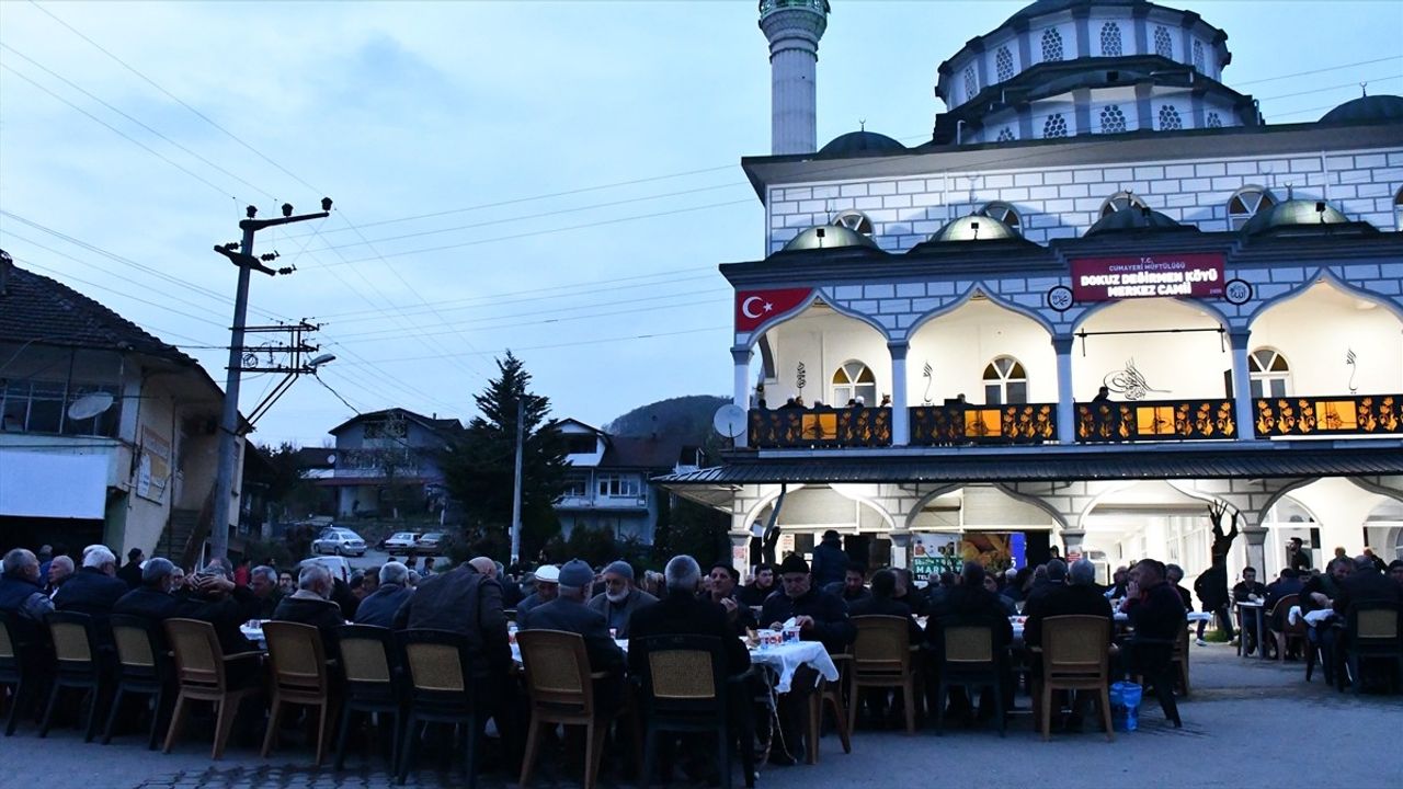 Düzce'de Geleneksel İftar Programı: Birlik ve Beraberliğin Sembolü
