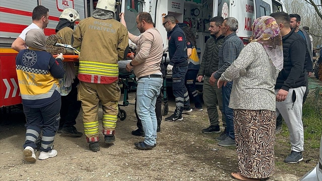 Düzce'de Tarım Aracına Sıkışan Genç Yaralandı