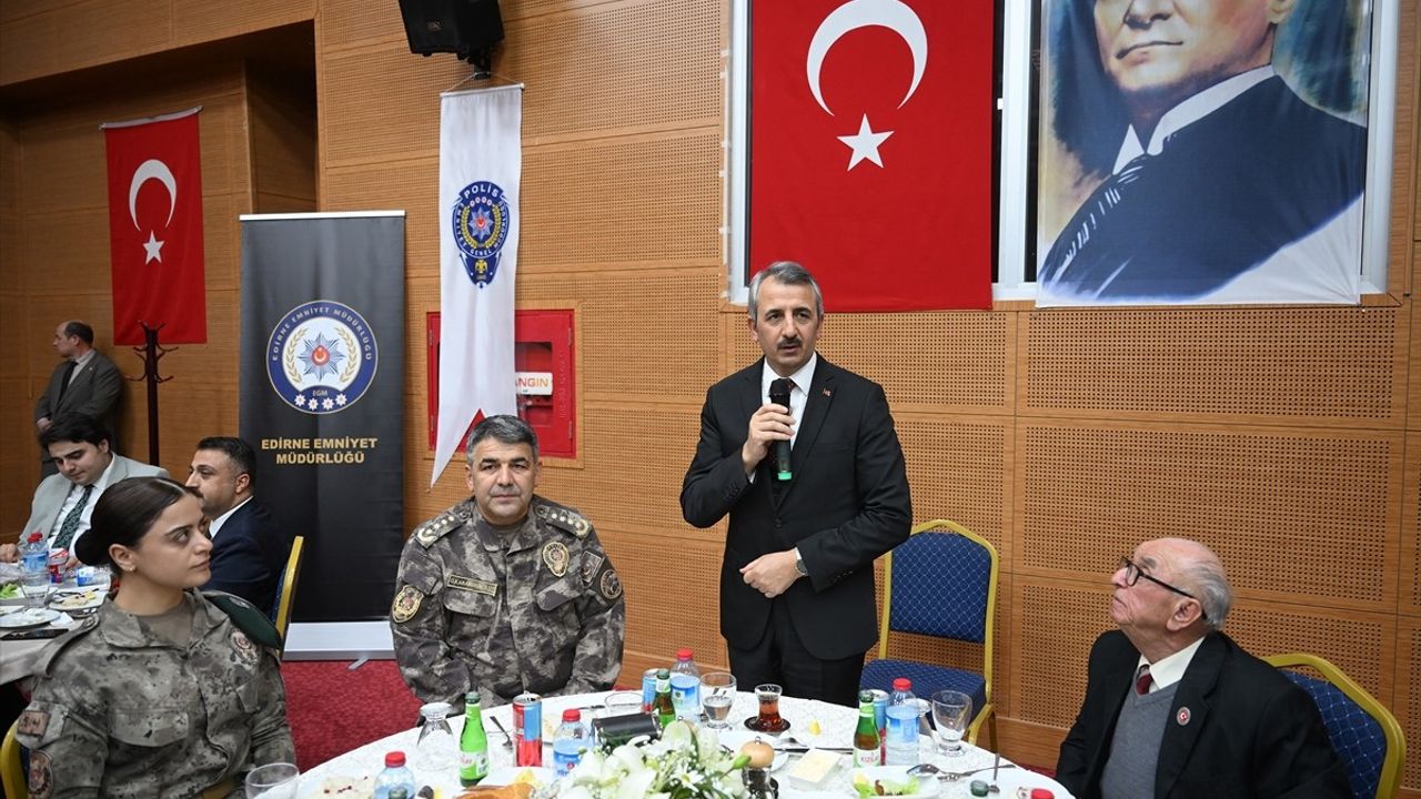 Edirne'de İftar Programında Güvenlik Güçlerine Övgü