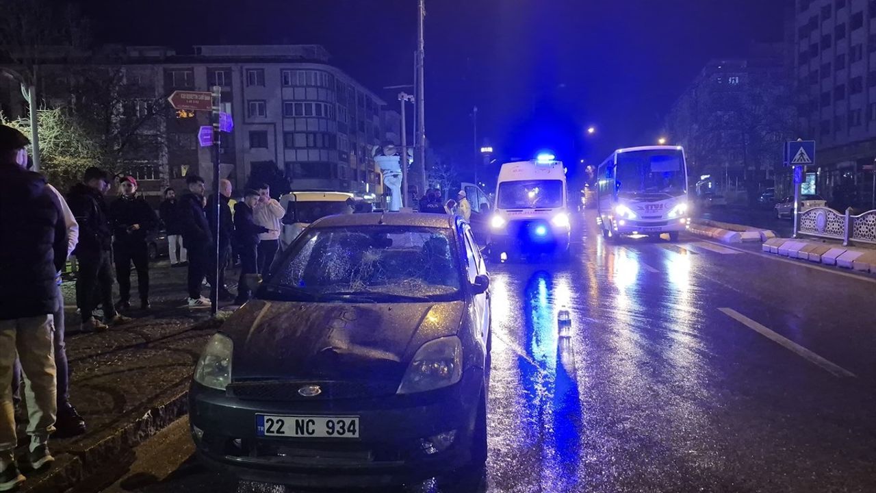 Edirne'de Korkunç Kaza: Yaya Geçidinde 3 Kişiye Otomobil Çarptı