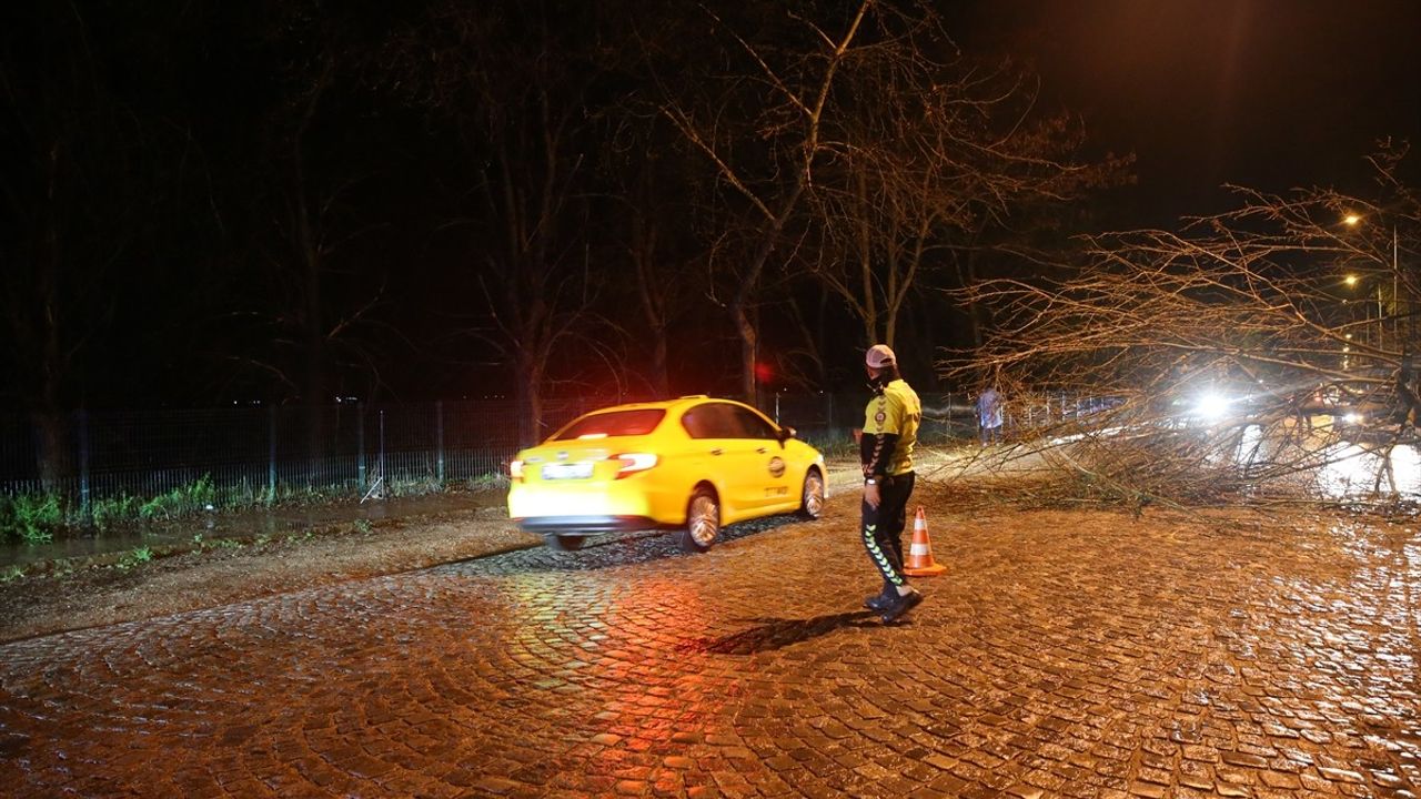 Edirne'de Şiddetli Yağış Trafiği Olumsuz Etkiledi