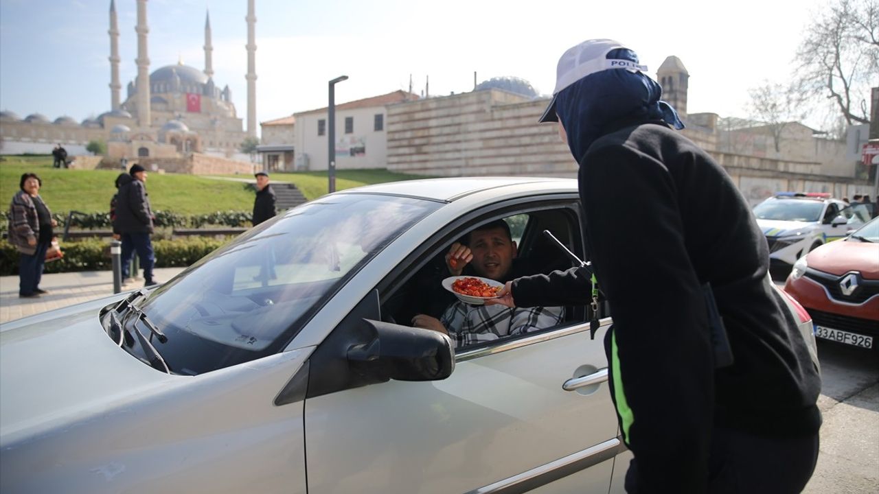 Edirne'deki Trafik Denetimleri Bayram Kutlaması ile Birleşti