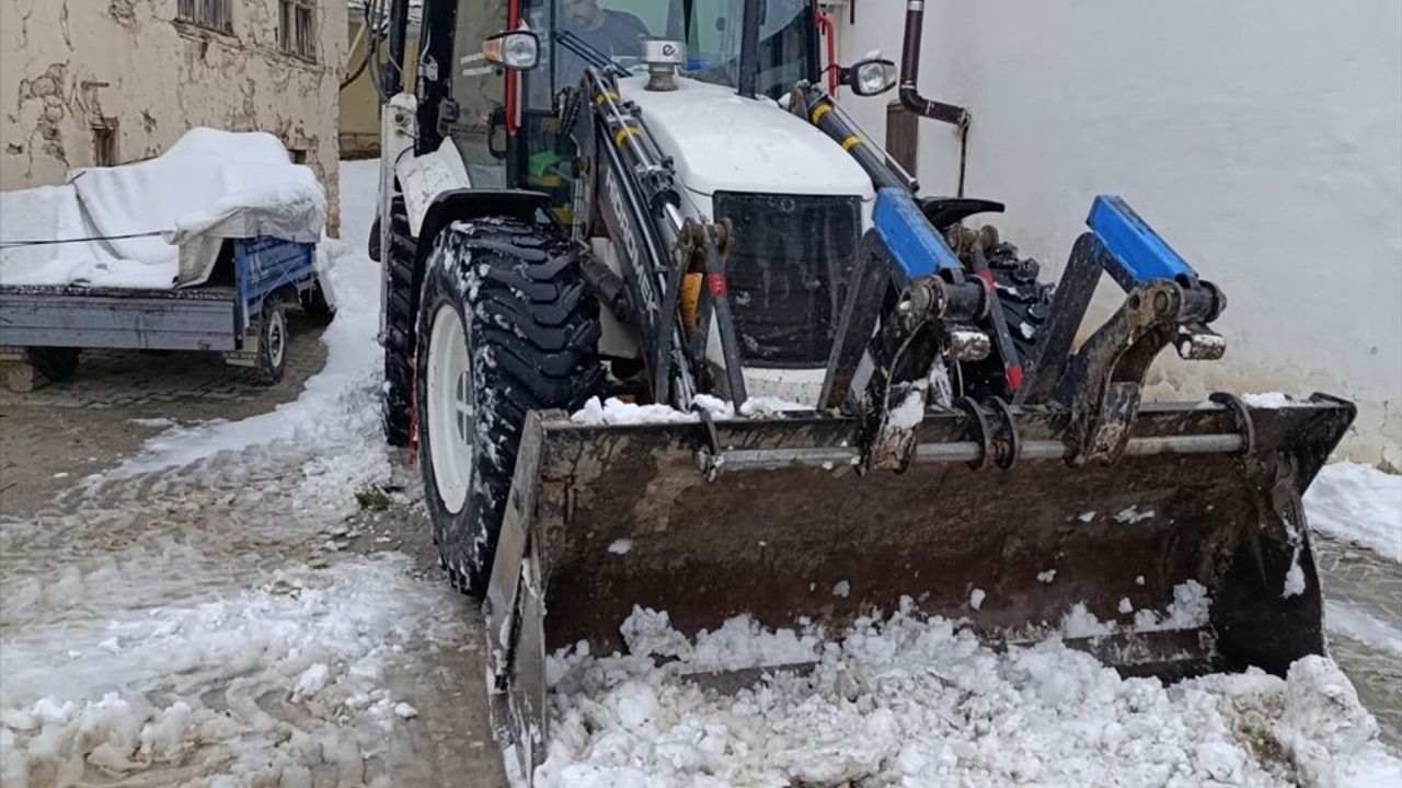 Elazığ'da Kardan Kapanan Yollar Yeniden Ulaşıma Açıldı