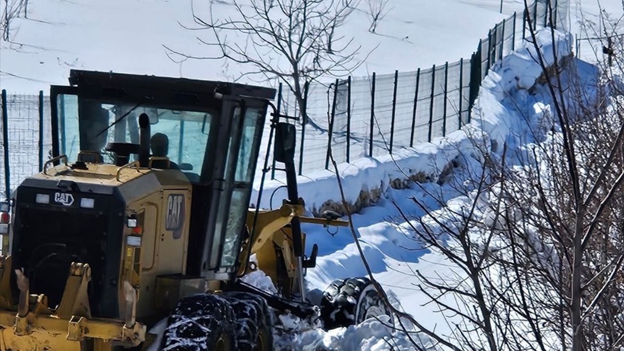 Elazığ'da Karla Mücadele: Kapanan 26 Köy Yolu Ulaşıma Açıldı