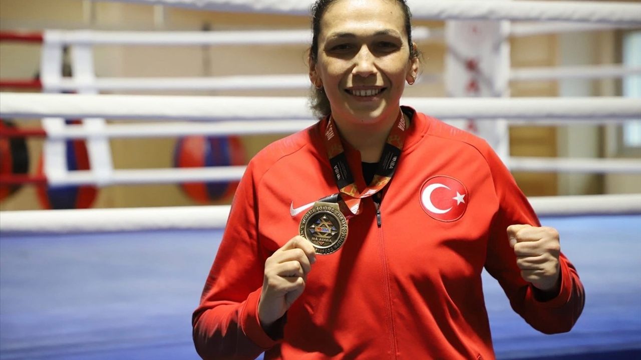 Elif Güneri'nin Coşkulu Karşılaması: Dünya Üçüncüsü Boksör