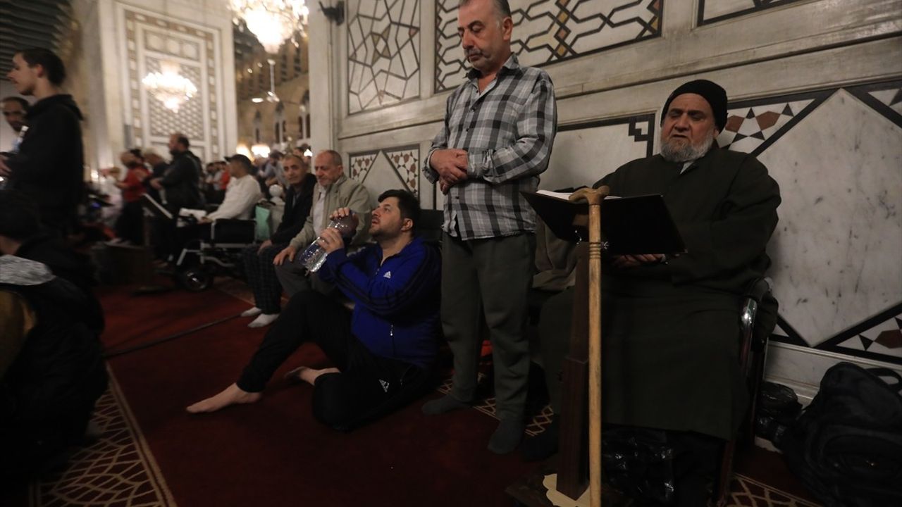 Emevi Camisi'nde Kadir Gecesi Coşkusu