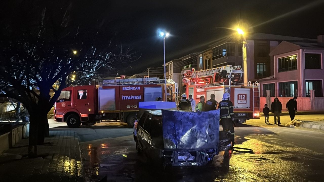 Erzincan'da Seyir Halindeki Otomobil Alev Alev Yandı