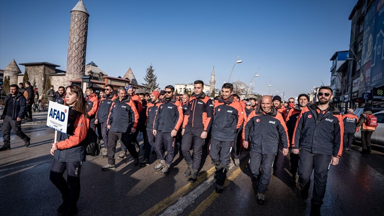Erzurum'da AFAD Kış Tatbikatı İçin Kortej Yürüyüşü Düzenlendi