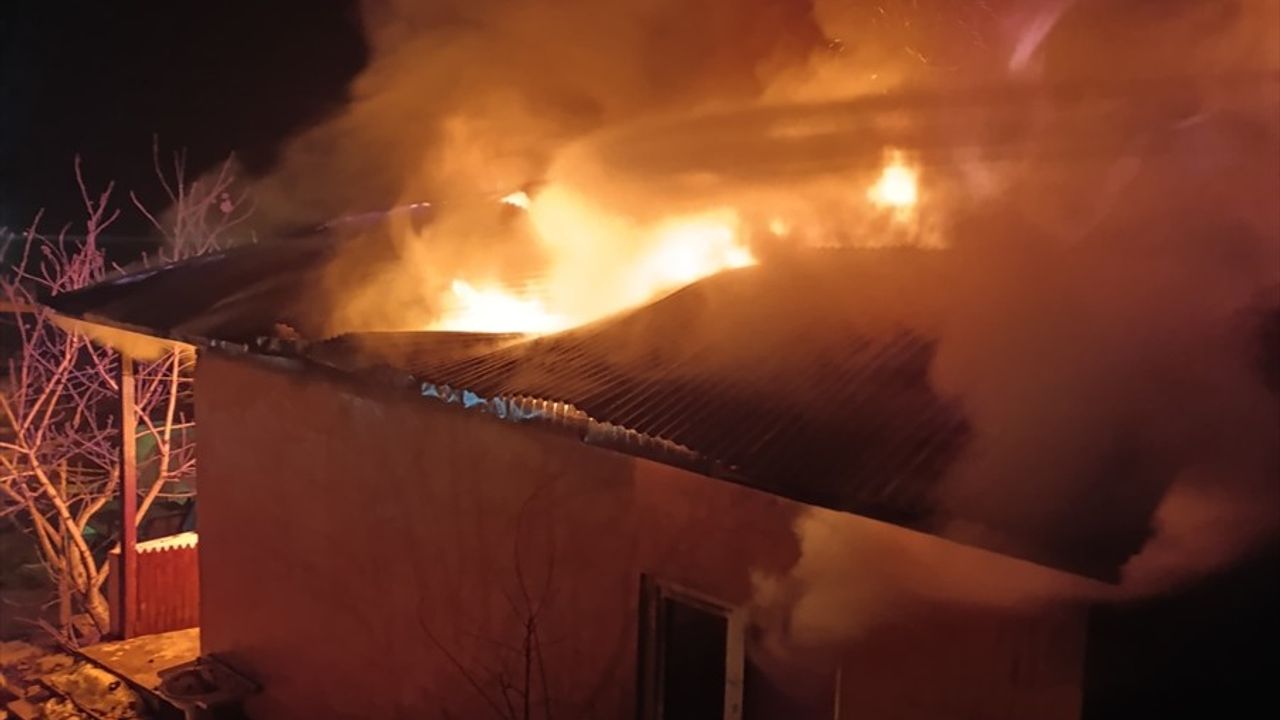 Erzurum'daki Yangın: Şenkaya'da Bir Ev Kül Oldu