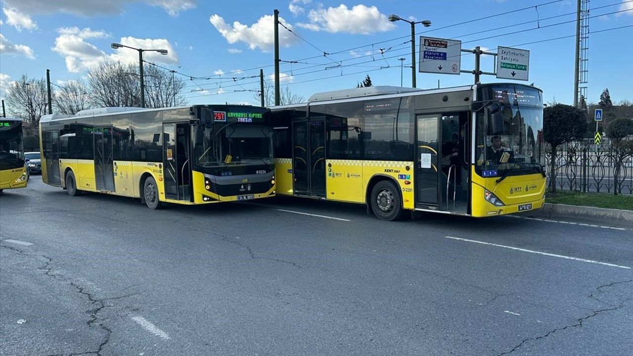 Fatih'te İki İETT Otobüsü Çarpıştı, Trafik Aksadı