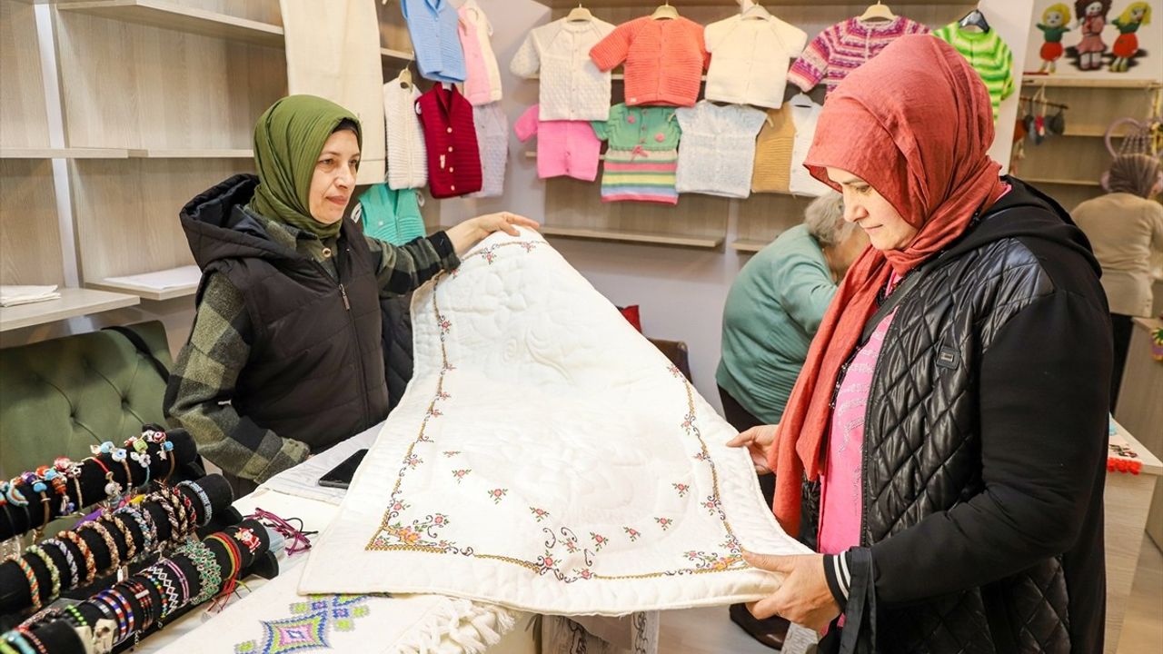 Felçli Günay Kılıç, Tek Eliyle Ailesinin Geçimine Destek Oluyor