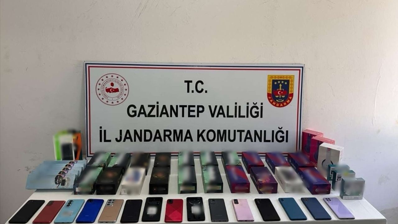 Gaziantep'te Kaçakçılık Operasyonu: 2 Gözaltı ve 107 Cep Telefonu Ele Geçirildi