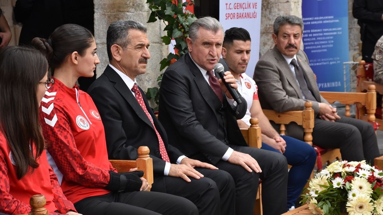 Gençlik ve Spor Bakanı Bak, Cizre'de Gençlerle Buluştu