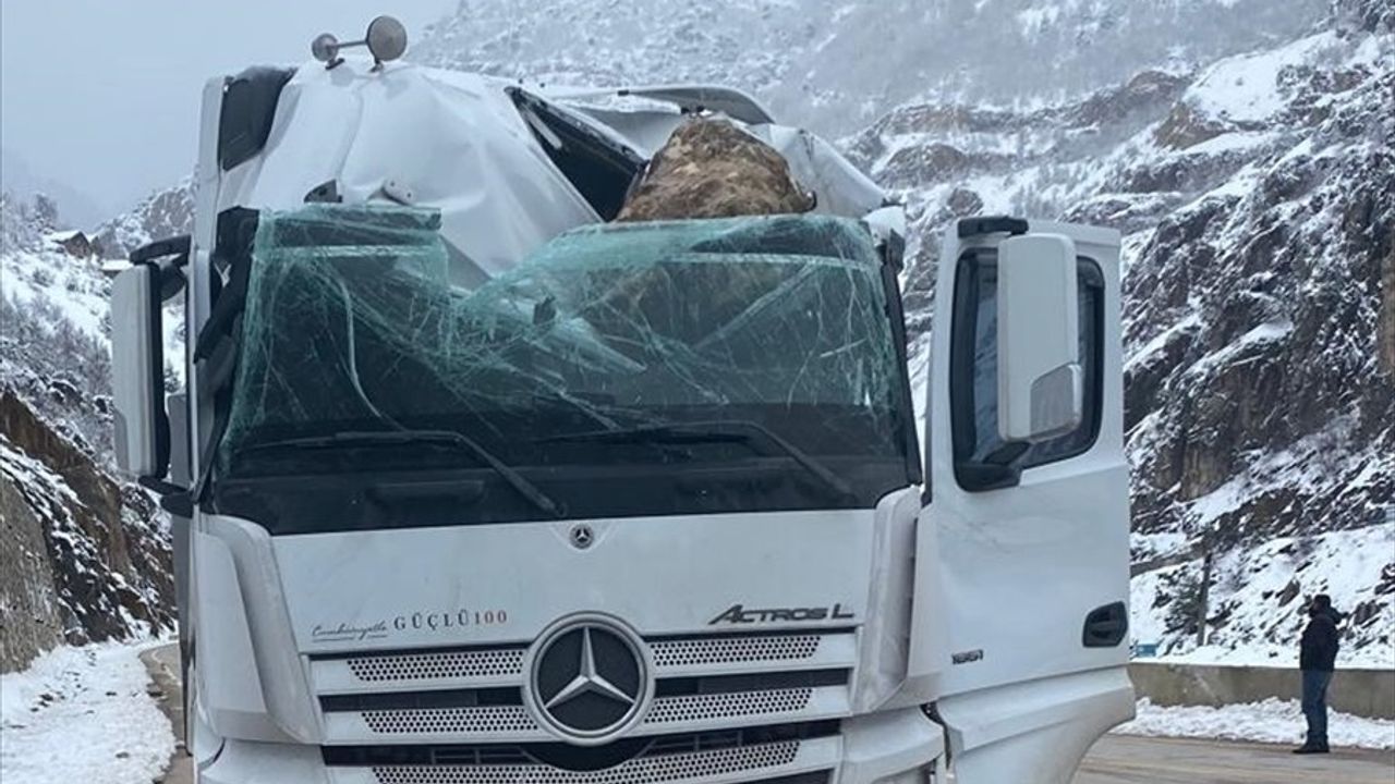 Gümüşhane'de Tırın Üzerine Kaya Düşmesi Sonucu Sürücü Yaralandı
