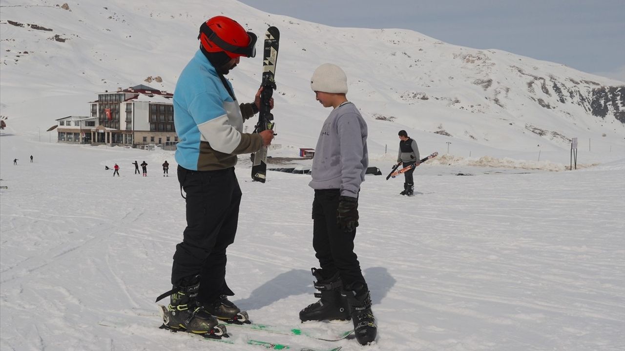 Hakkari'de Çocuklar Sağlıklı Geleceğe Kayakla Adım Atıyor