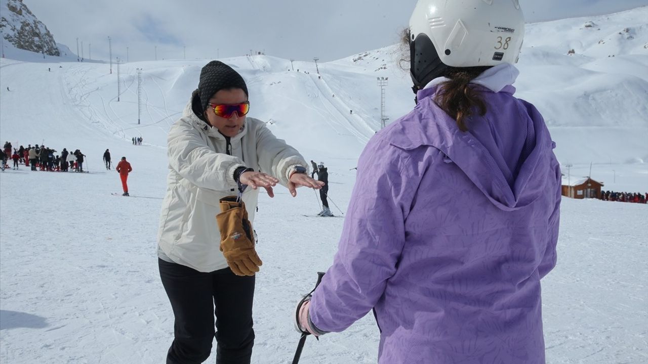 Hakkari'de Geleceğin Kayakçılarını Yetiştiren Kadın Antrenör