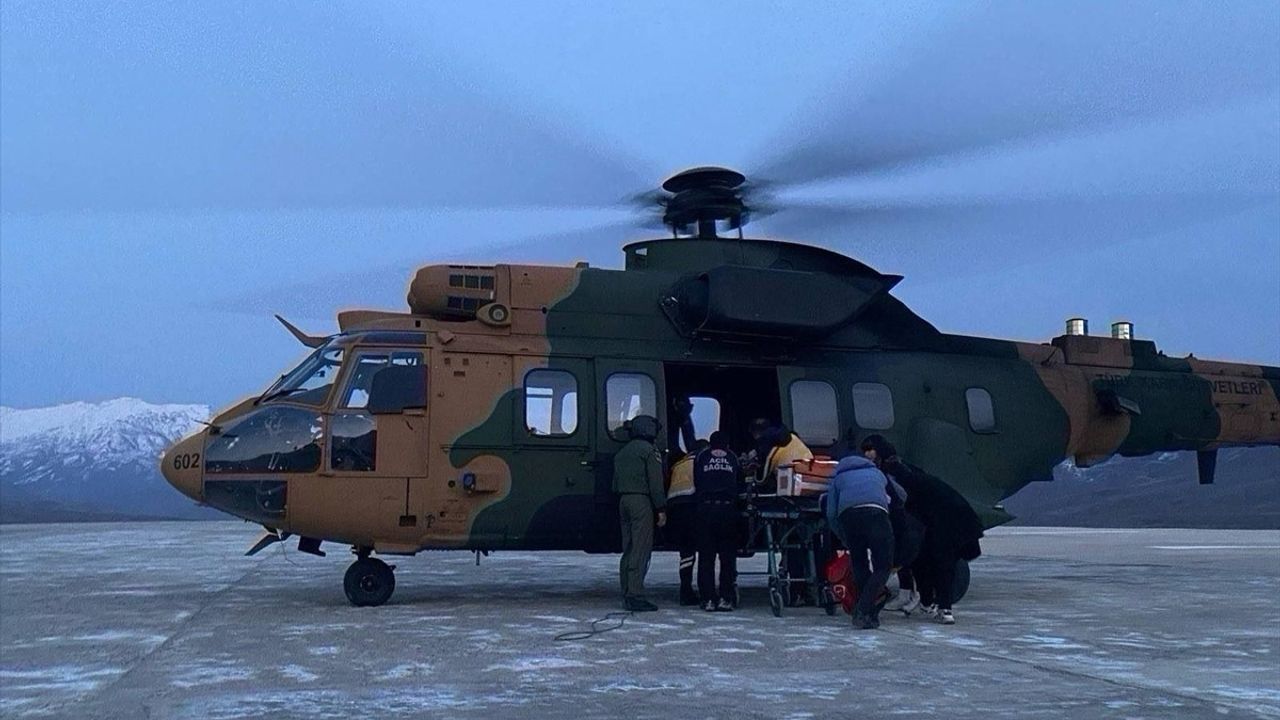 Hakkari'de Hasta Bebek Helikopterle Hastaneye Uğurlandı