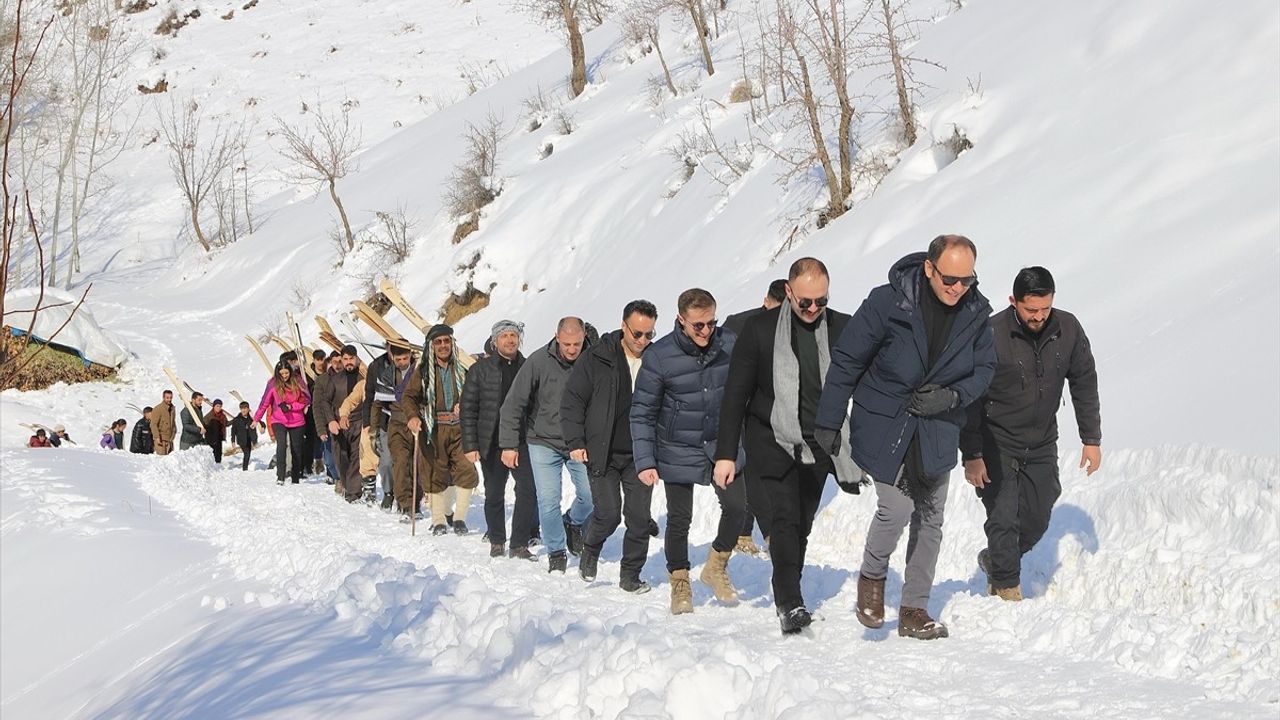 Hakkari'de Köylüler Tahtadan Kayak Takımlarıyla Eğlendi
