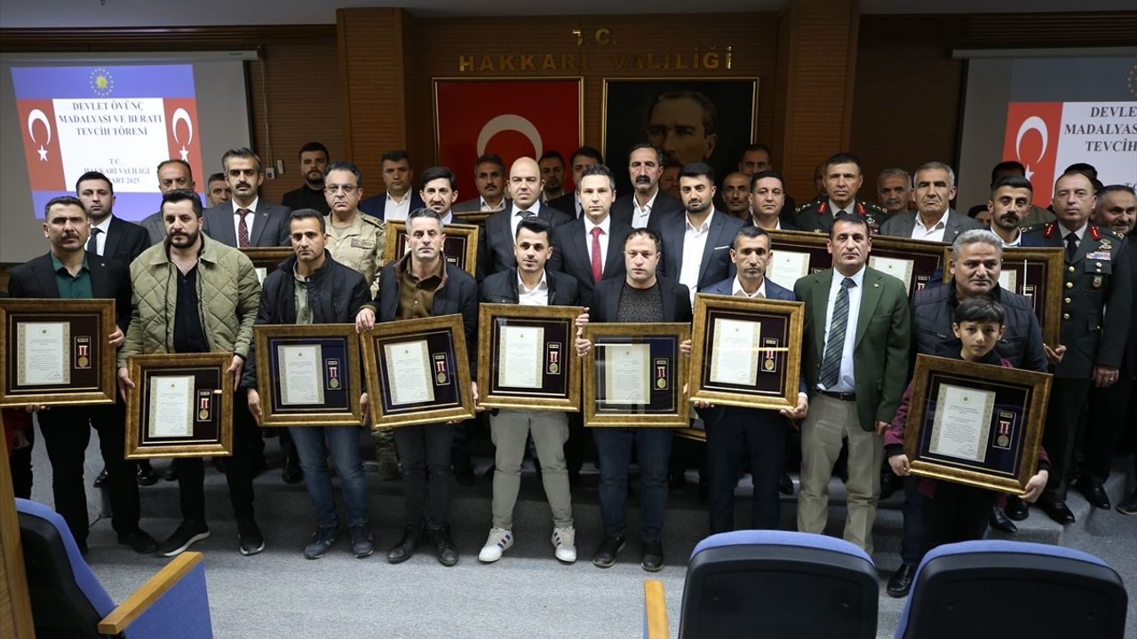 Hakkari'de Şehit Ailelerine Övünç Madalyası Verildi