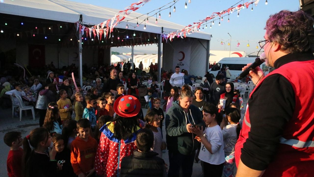 Hatay'da Depremzedelerle İftar Programı