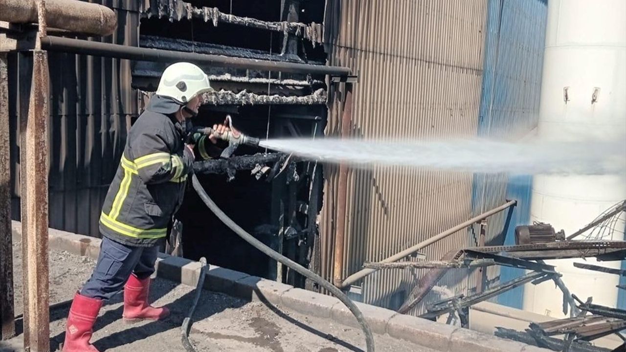 Hatay'da Fabrika Yangını: İtfaiye Ekipleri Söz Konusu