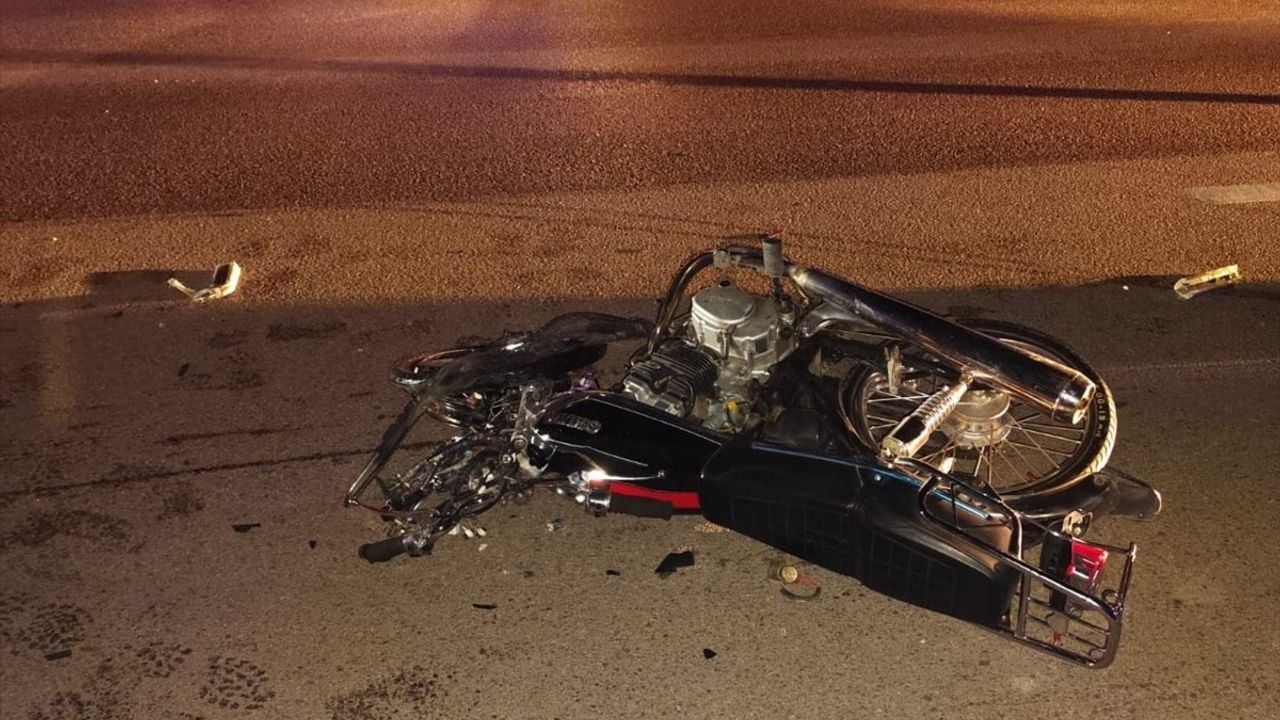 Hatay'da Tırla Çarpışan Motosiklet Kazasında İki Genç Hayatını Kaybetti