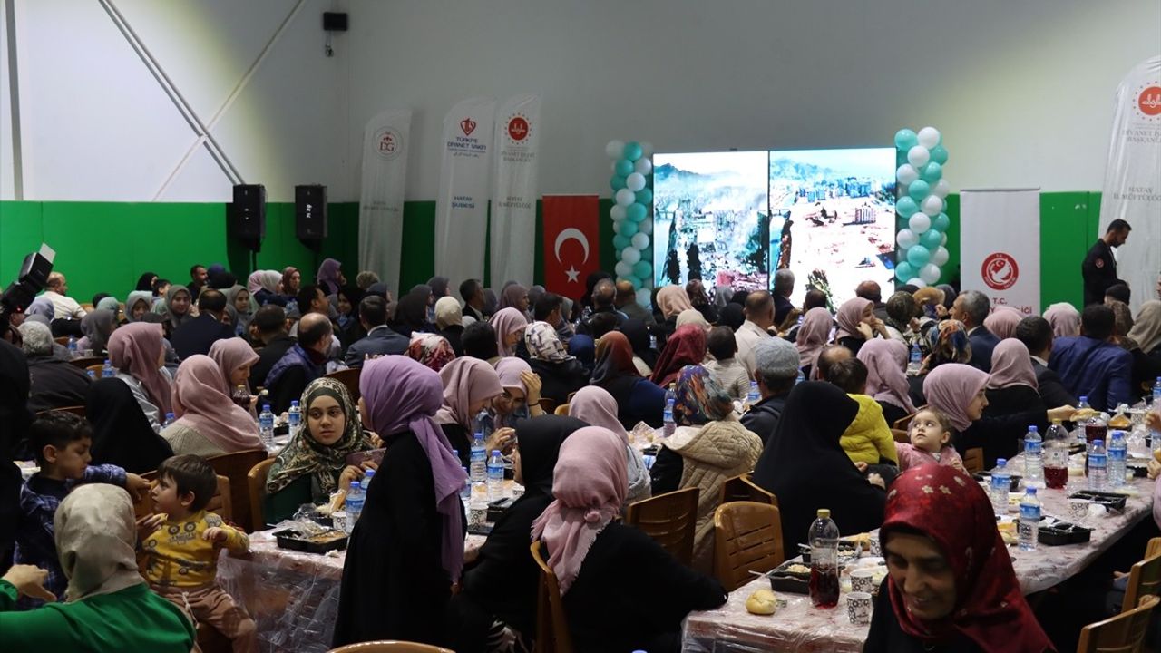 Hatay Valisi Masatlı'dan Kur'an Kursu Öğrencilerine İftar