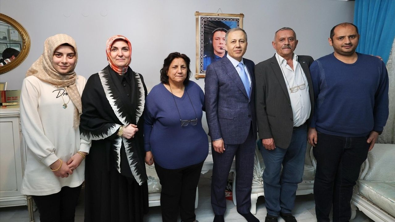 İçişleri Bakanı Yerlikaya, Şehit Pilot Cemil Gülen'in Ailesiyle İftar Yaptı