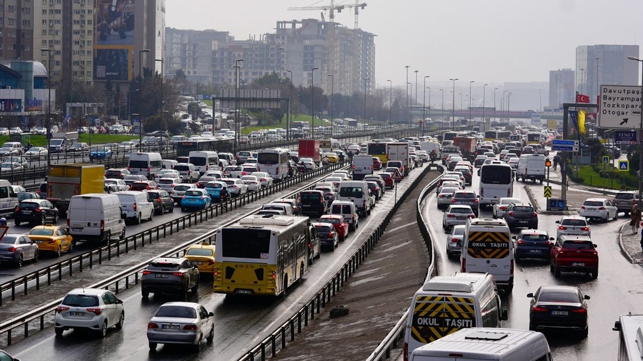 İstanbul'da Akşam Trafiği %83 Yoğunlukta