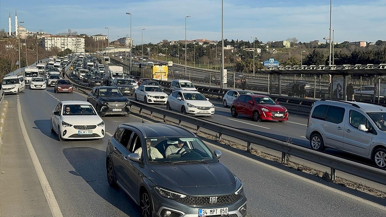 İstanbul'da Akşam Trafik Yoğunluğu Yüzde 80'lere Ulaştı