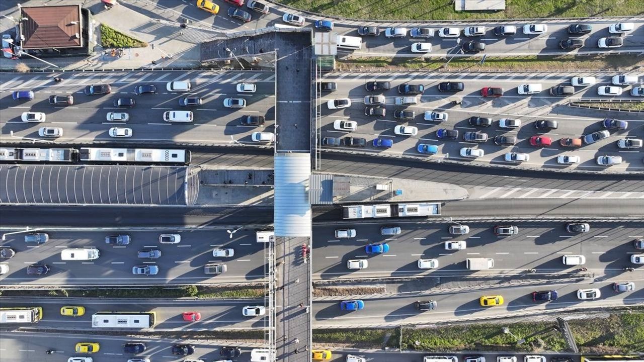 İstanbul'da İftar Saatinde Trafik Yoğunluğu Yüzde 85'e Ulaştı
