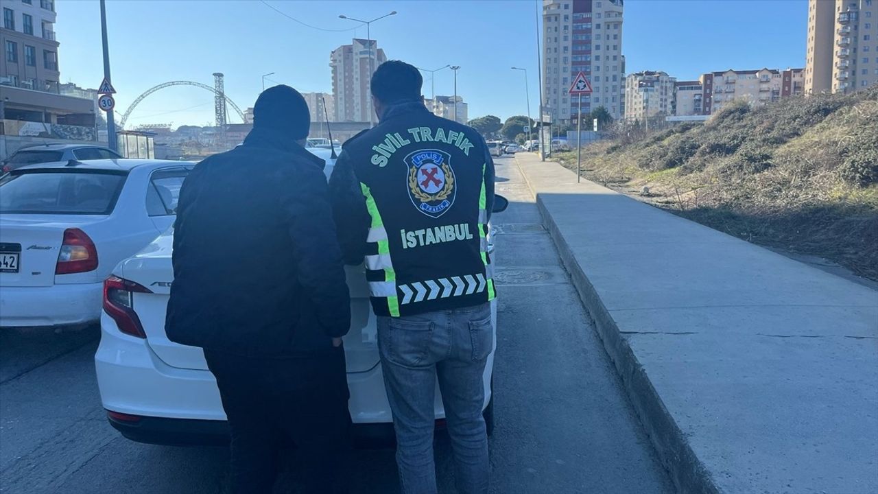 İstanbul'da Kaldırımda Araç Kullanan Sürücüye Ceza