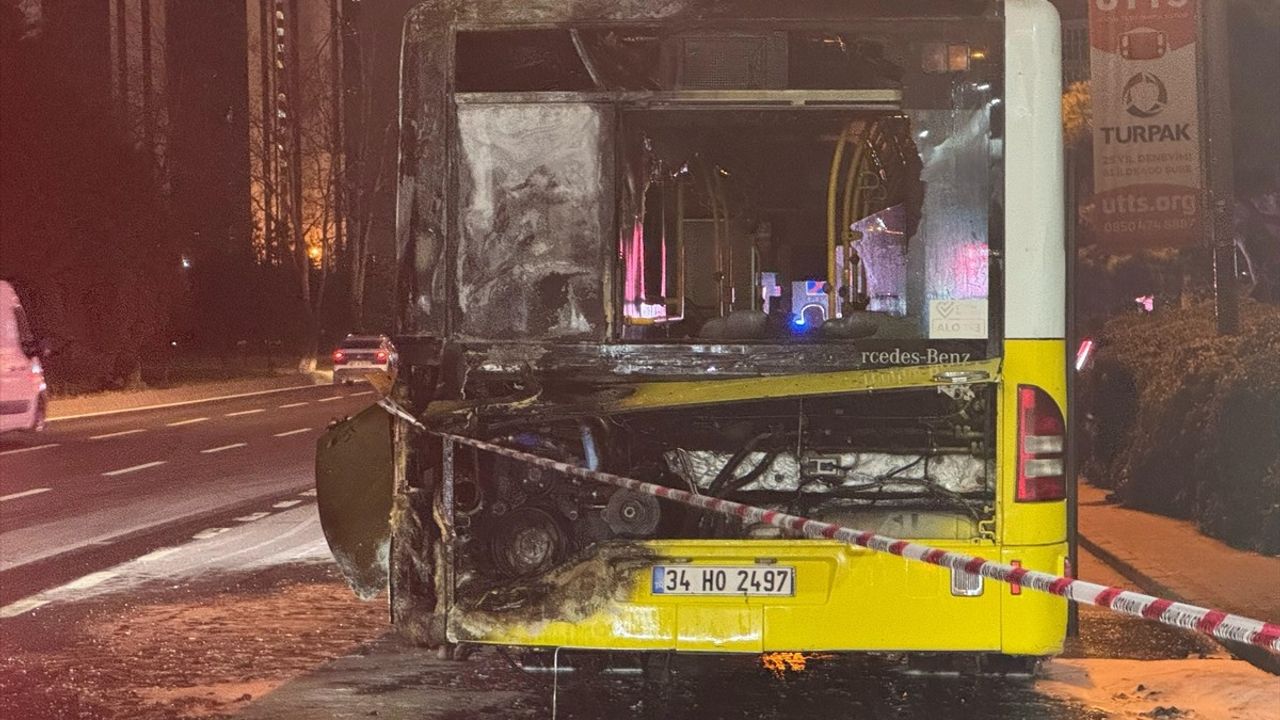 İstanbul'da Yangın: Halk Otobüsü Kül Oldu