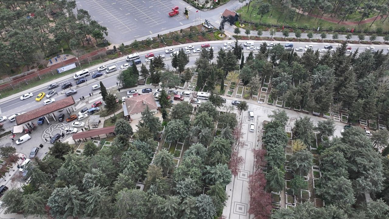 İstanbul Mezarlıklarında Bayram Yoğunluğu
