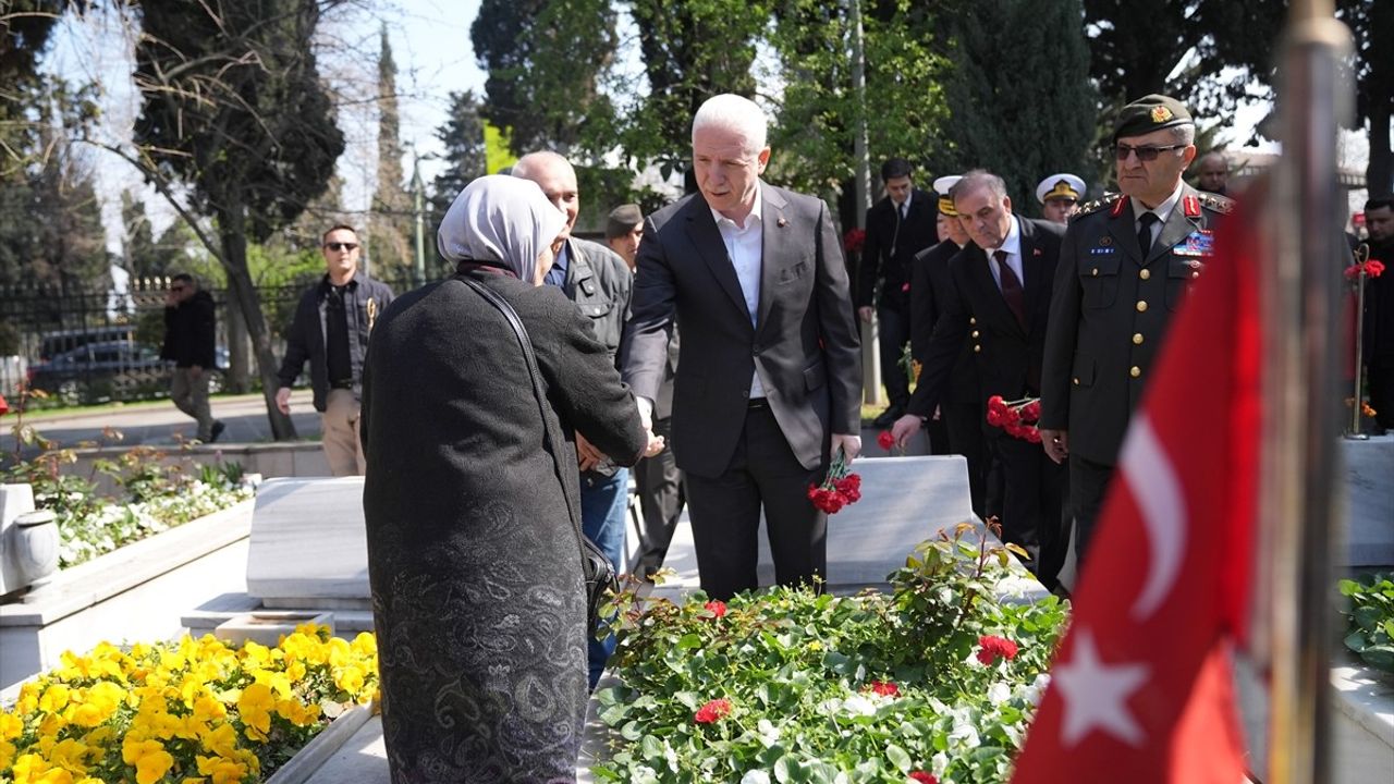 İstanbul Valisi Davut Gül'den Edirnekapı Şehitliği Ziyareti