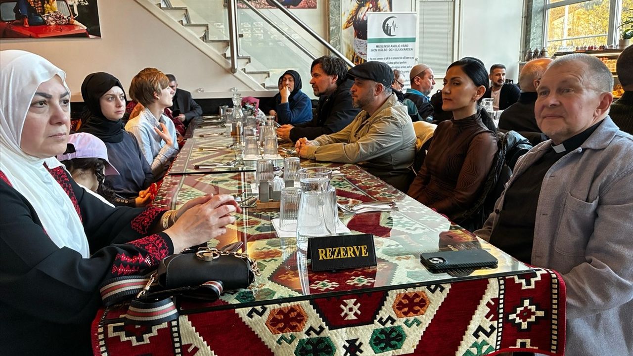 İsveç'te Farklı İnanç Grupları İftarda Bir Araya Geldi
