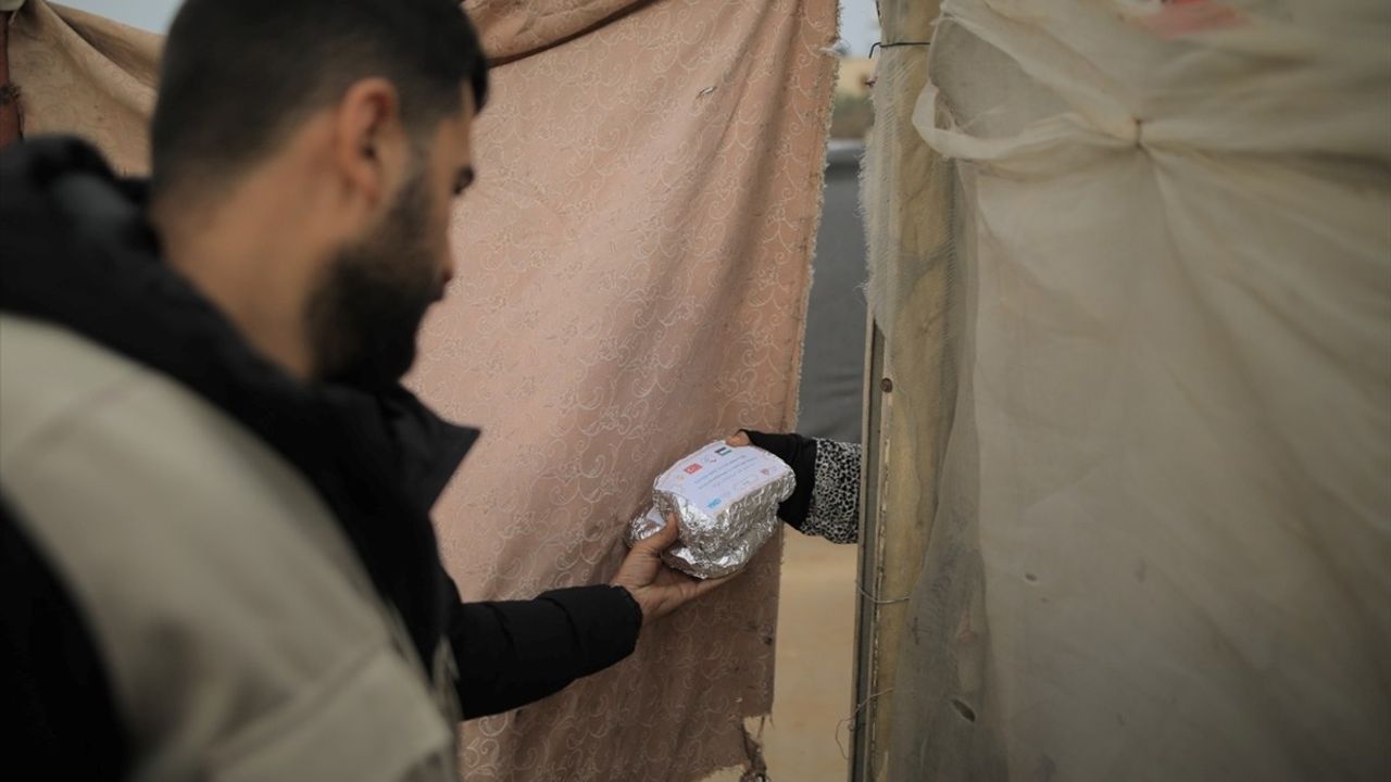 İyilik Sağlık Derneği Gazze'de İftarlık Kumanya Yardımı Gerçekleştiriyor