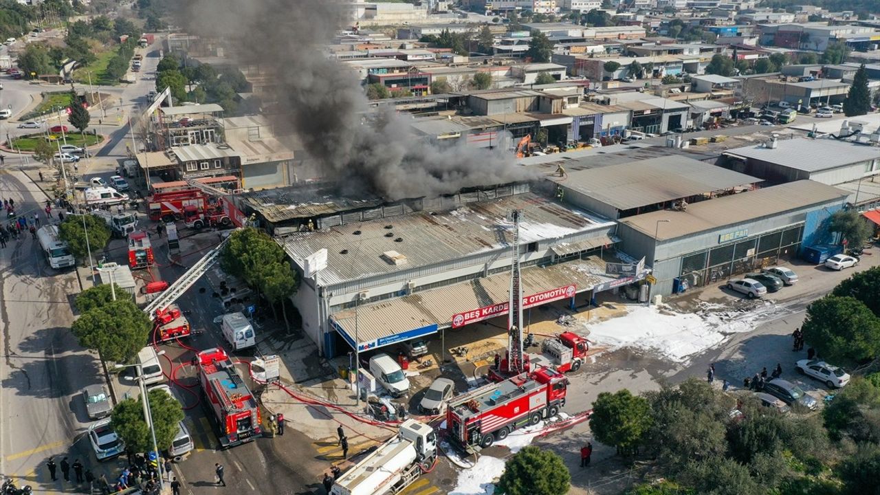 İzmir Bornova'da Oto Lastikçide Yangın Çıktı