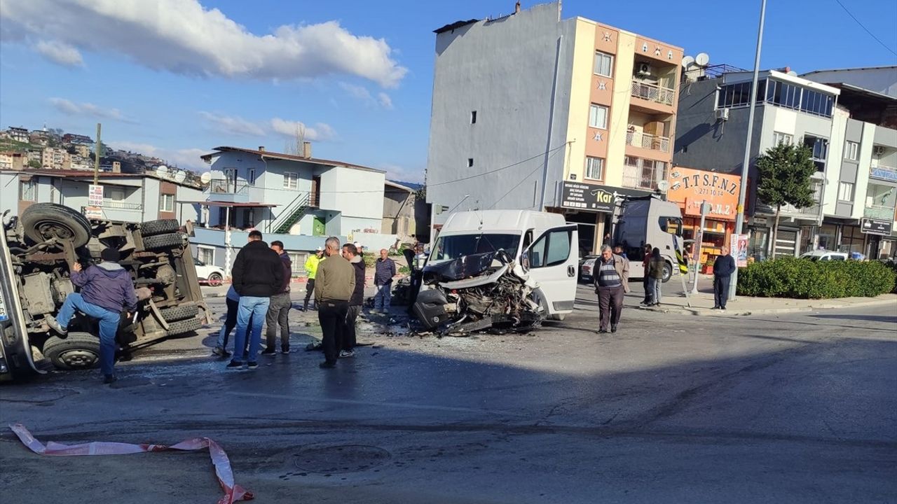 İzmir'de 3 Araçlı Trafik Kazası Güvenlik Kamerasında