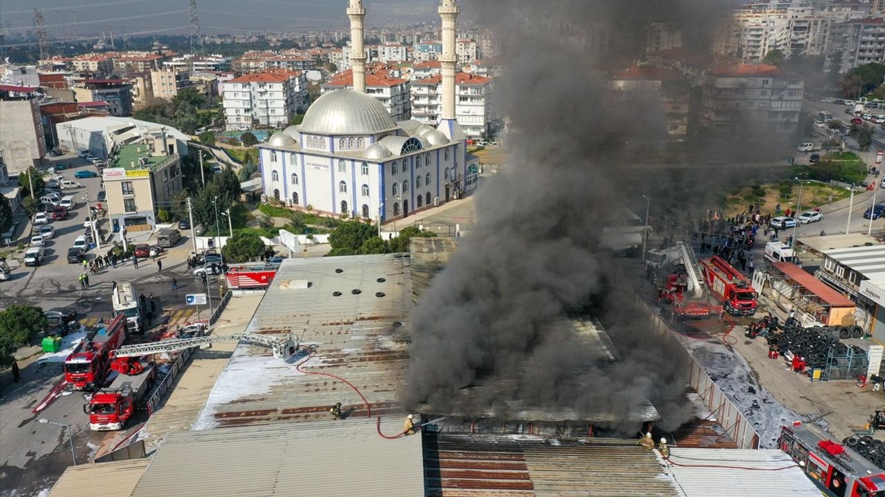 İzmir'de Oto Lastikçide Yangın Kontrol Altına Alındı