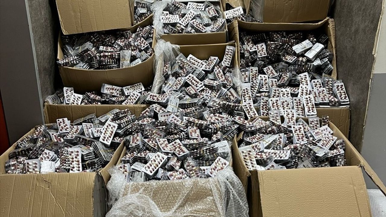 İzmir'de Uyuşturucu Operasyonu: 275 Bin Sentetik Ecza Hapı Ele Geçirildi