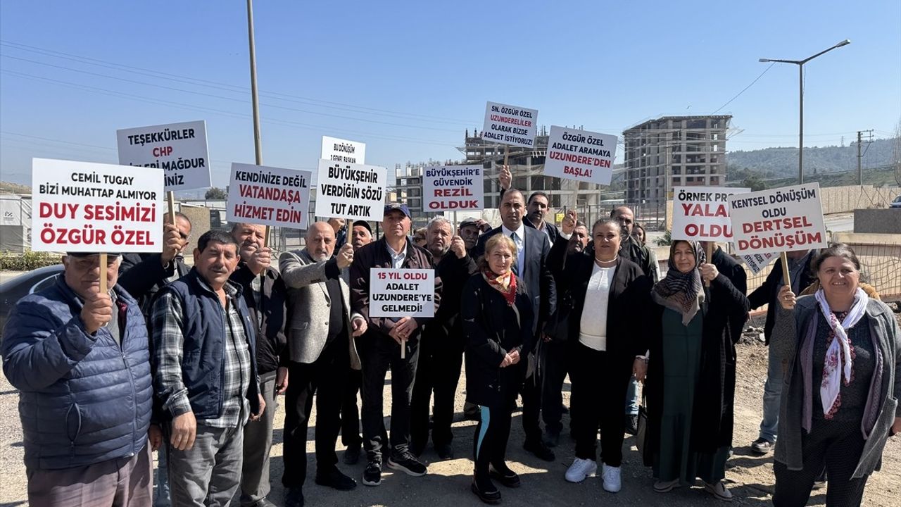 İzmir'de Uzundere Kentsel Dönüşüm Projesi Hak Sahiplerinden Eylem