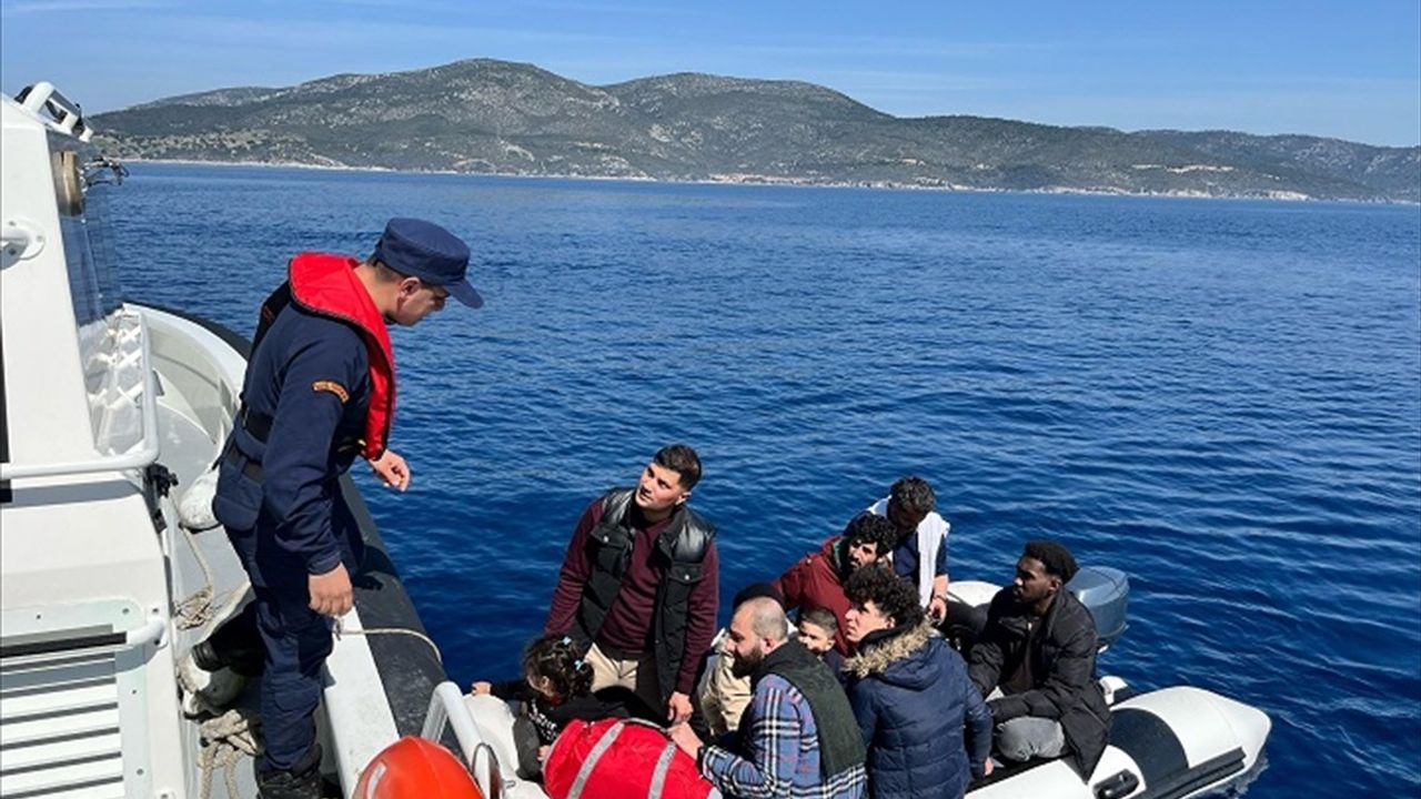 İzmir Menderes Açıklarında 11 Düzensiz Göçmen Yakalandı