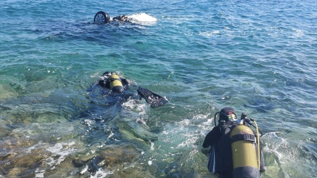 İzmir Urla'da Denize Düşen Otomobilden Bir Ceset Çıkarıldı