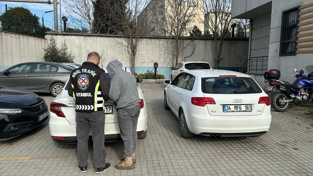 Kadıköy'de Dans Eden Kadın ve Sürücüye Para Cezası Uygulandı