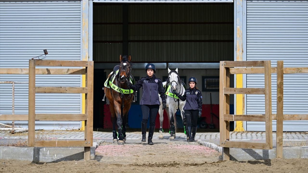Kadın Süvariler Van'da Güvenlik Sağlıyor