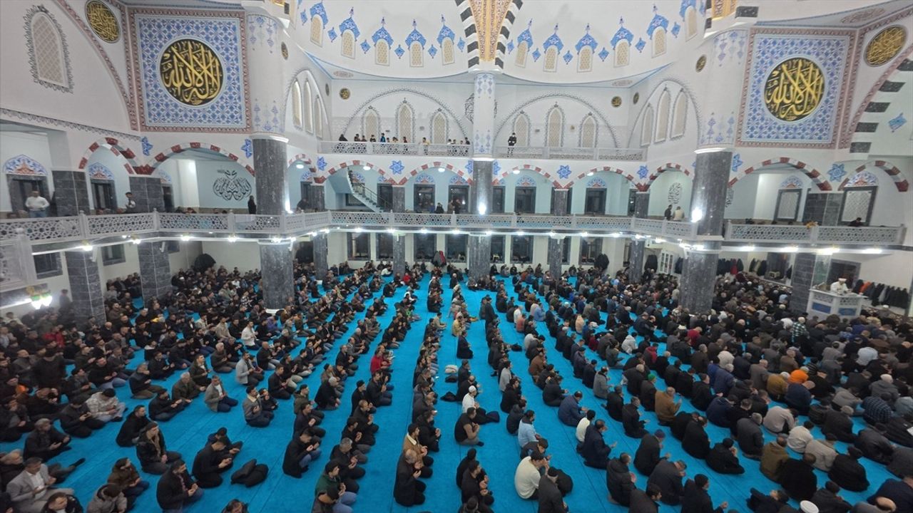 Kadir Gecesi Coşkusu: Erzurum, Ağrı, Tunceli ve Kars'ta Dualar Edildi