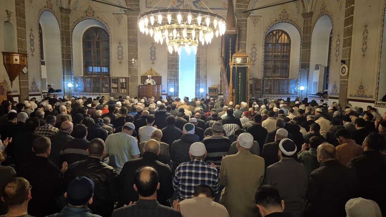 Kadir Gecesi Coşkusu Samsun Büyük Cami'de Yaşandı