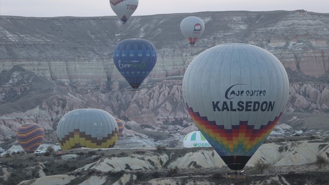 Kapadokya'da Bayram Coşkusu: Yerli Turistler Gökyüzünde